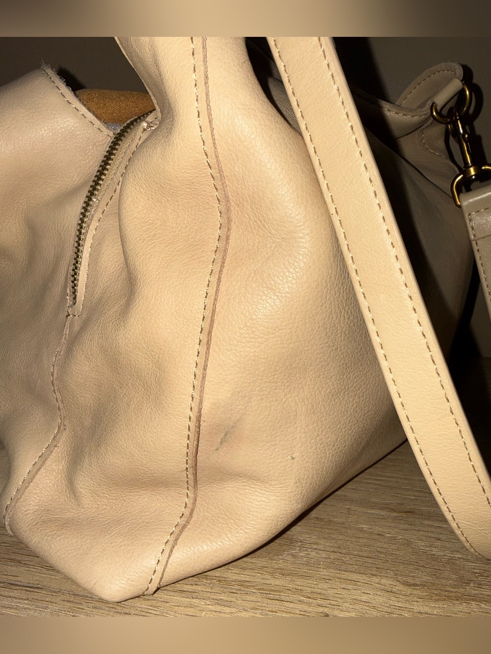 AMERICAN LEATHER CO. Cream Leather Shoulder Bag. - Picture 10 of 14